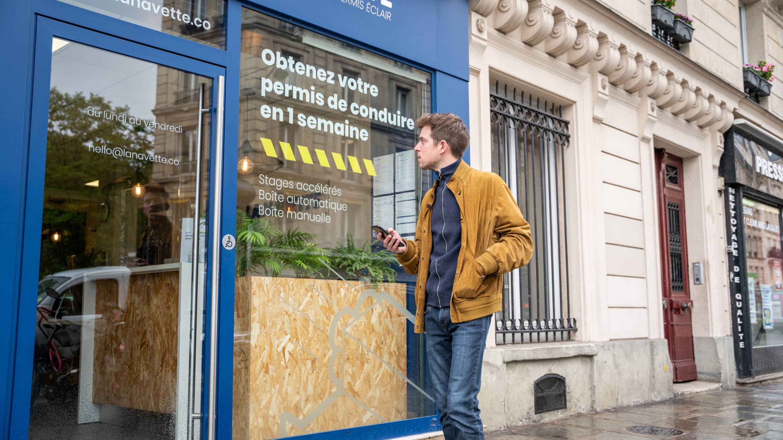 Un homme devant l'agence La Navette.