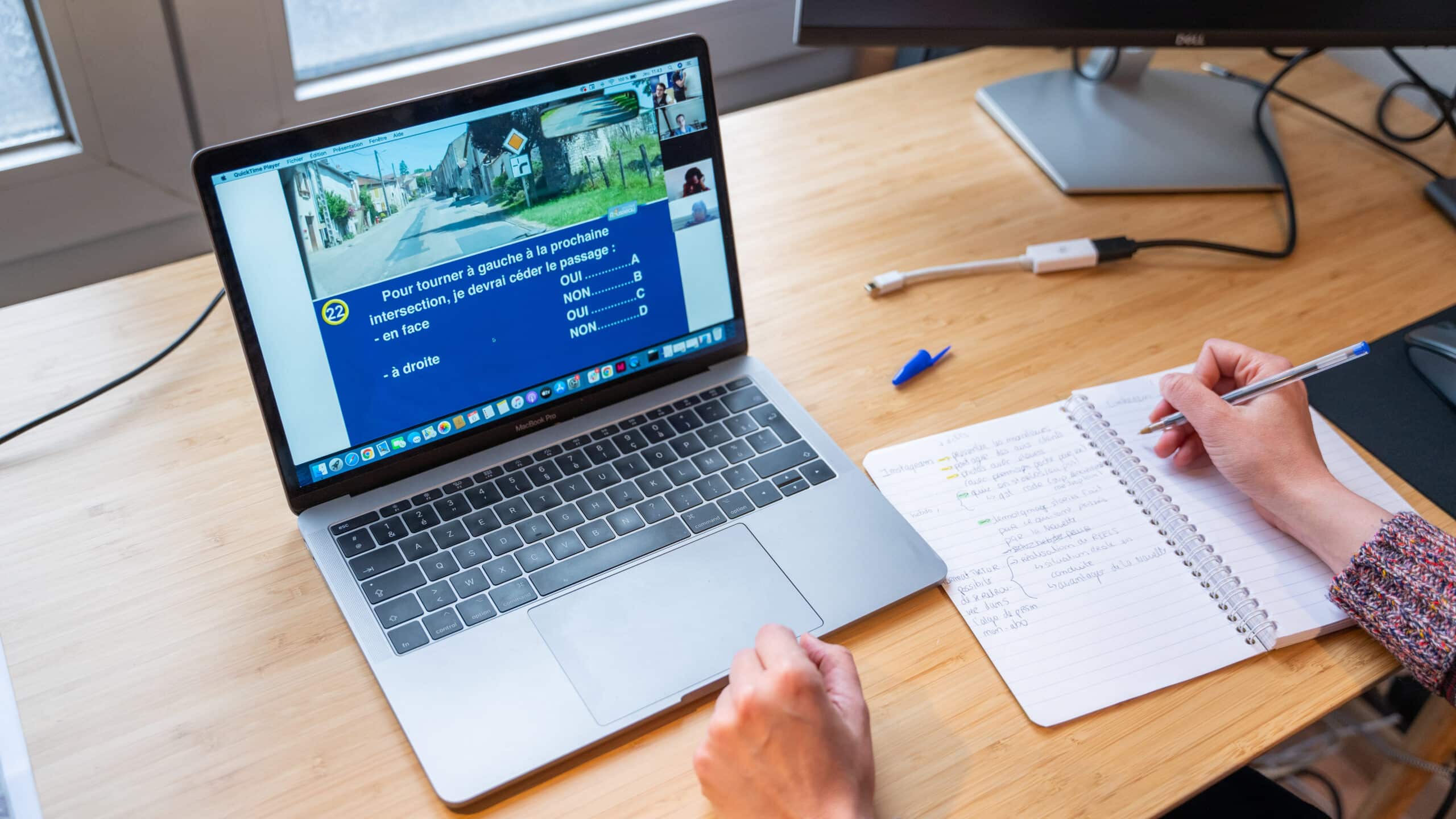 Image d'un élève qui révise son code de la route.