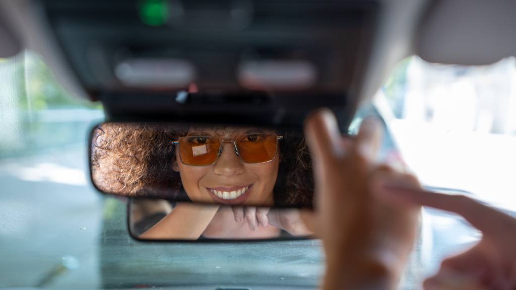 Vu de l'élève dans le rétroviseur d'une voiture