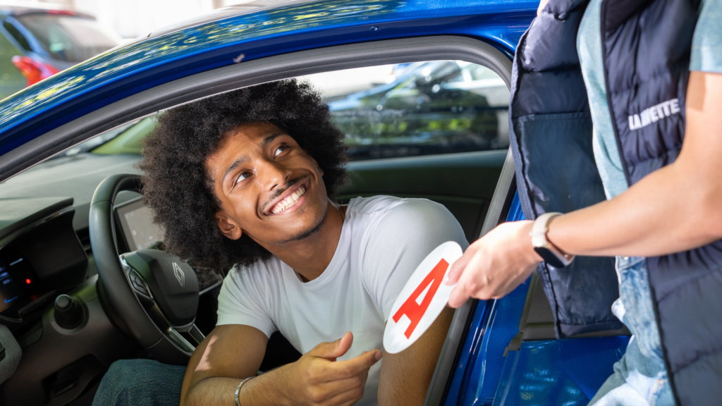 Minitrice d'auto école La Navette qui donne la A à son élève