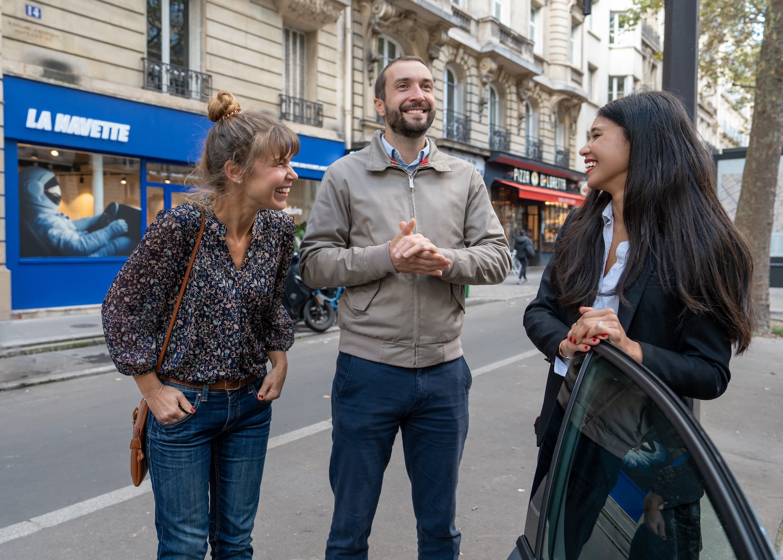 candidats de l'auto-école devant l'agence de Paris