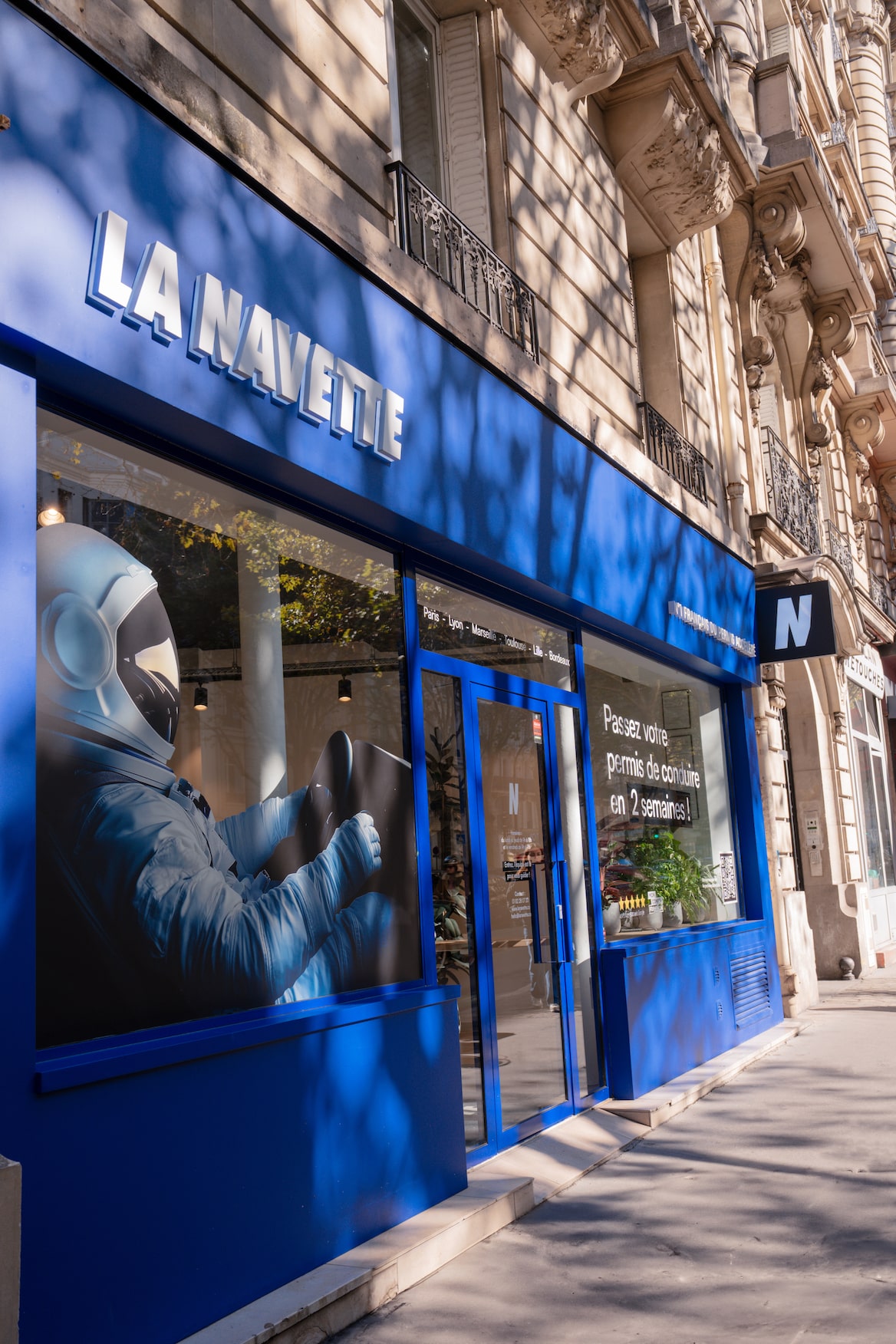 vitrine de l'auto-école La Navette à Paris 17e