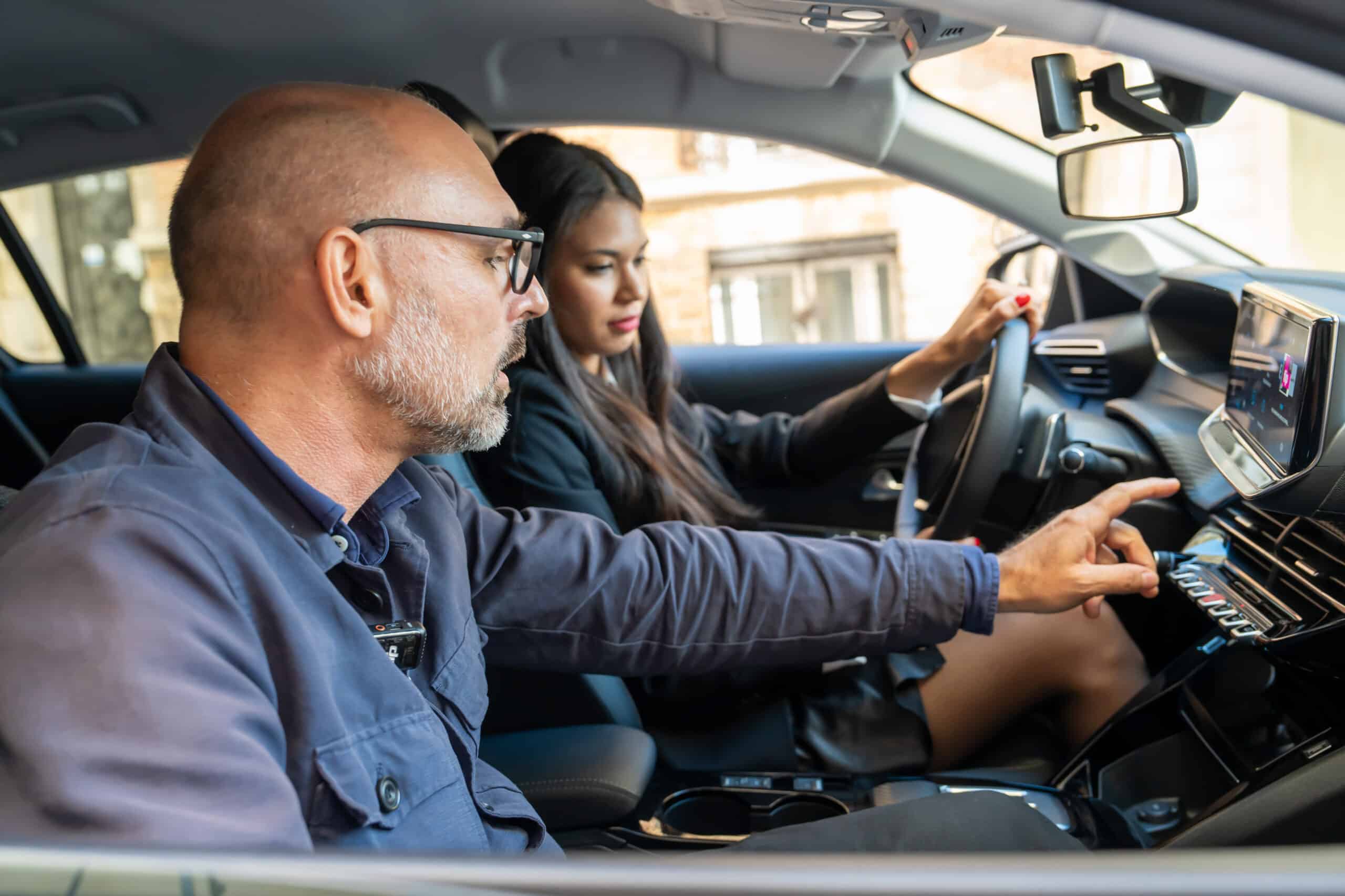 moniteur et élève concentrés pendant une leçon de conduite en voiture