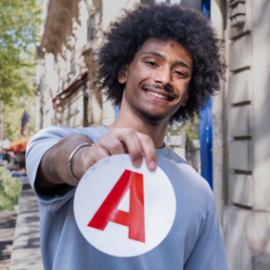Elève avec le 'A' en mains