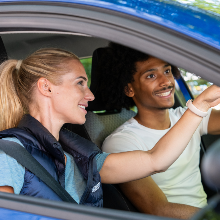 Elève et sa monitrice dans une voiture La Navette en cours de conduite