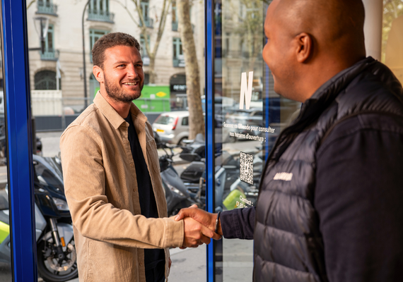 Eleve et un commercial qui entre dans l'agence La Navette