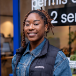 Laureen commerciale à La Navette devant l'agence La Navette