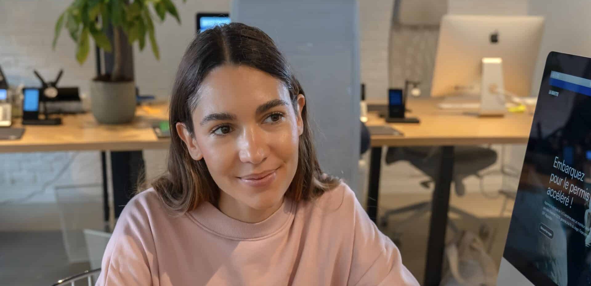 jeune fille avec sweat shirt rose dans le bureau de l'auto-école La Navette