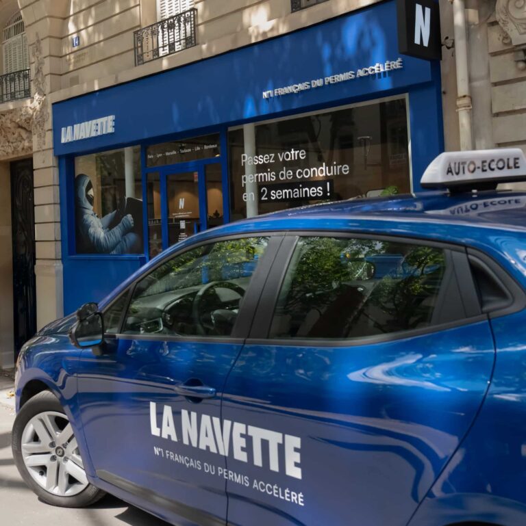 véhicule auto-école La Navette garée devant l'agence de renseignement