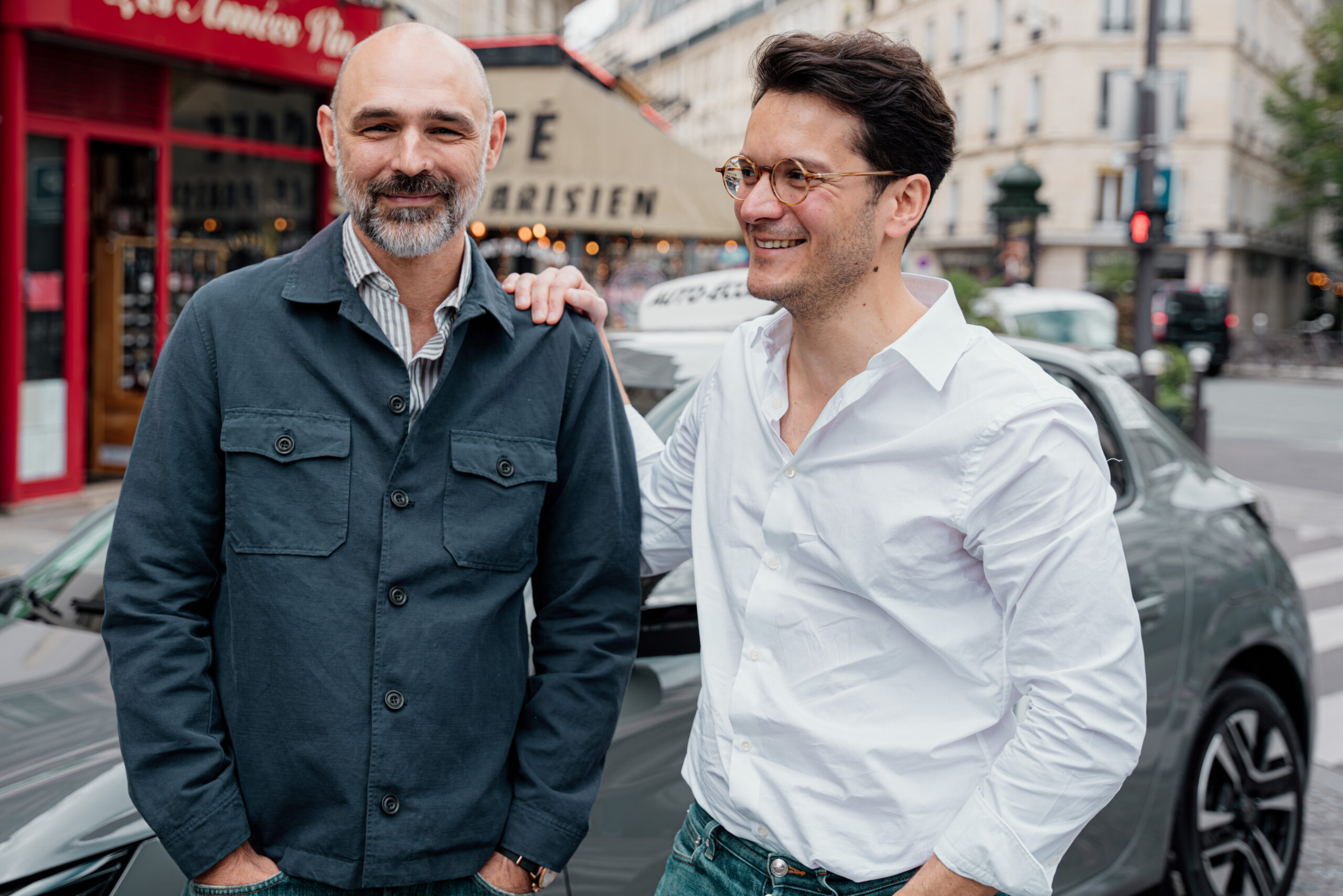 Romain et Guillaume devant une voiture La Navette