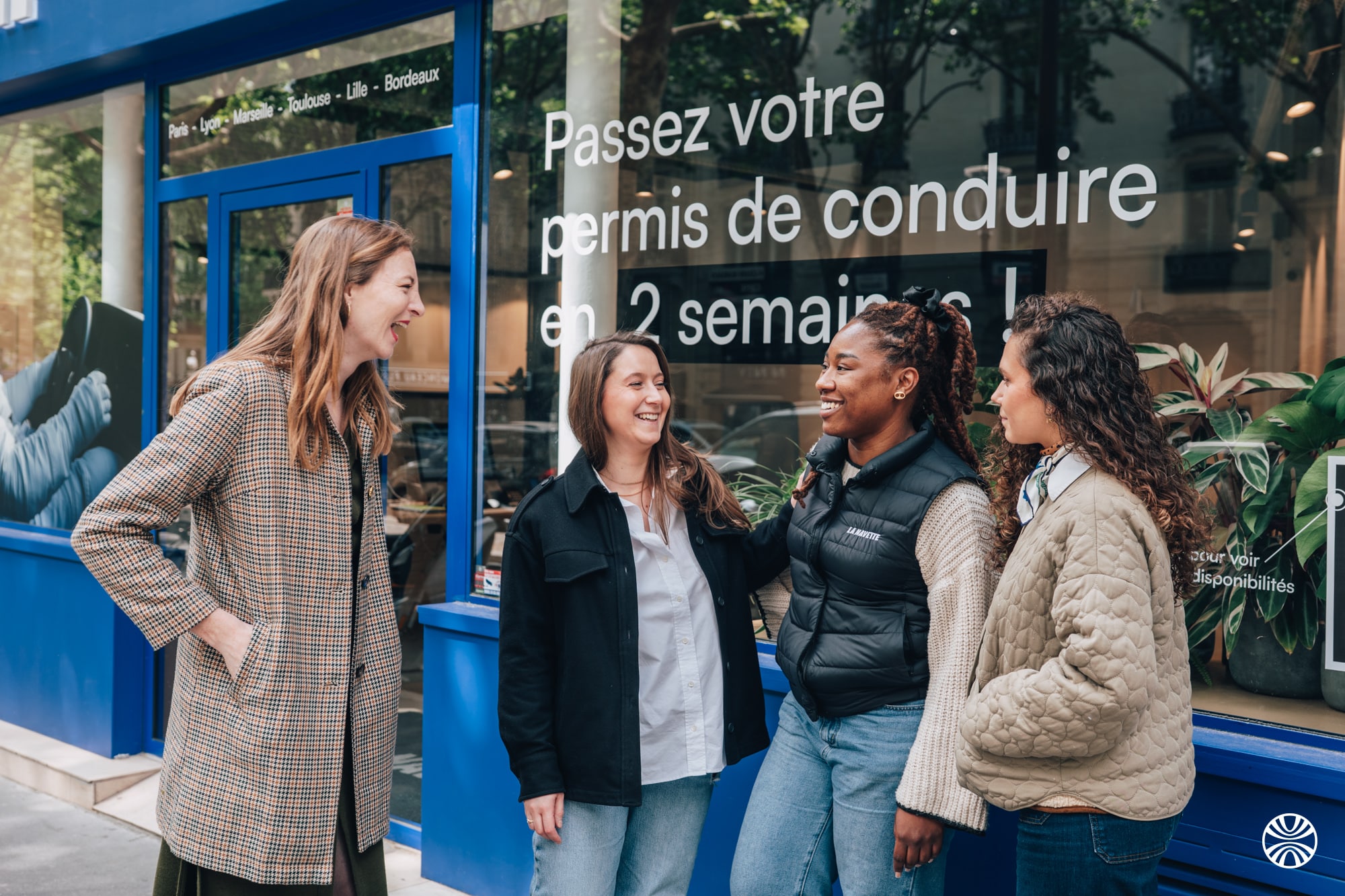 L'équipe La Navette devant l'agence Paris 17e en train de rigoler