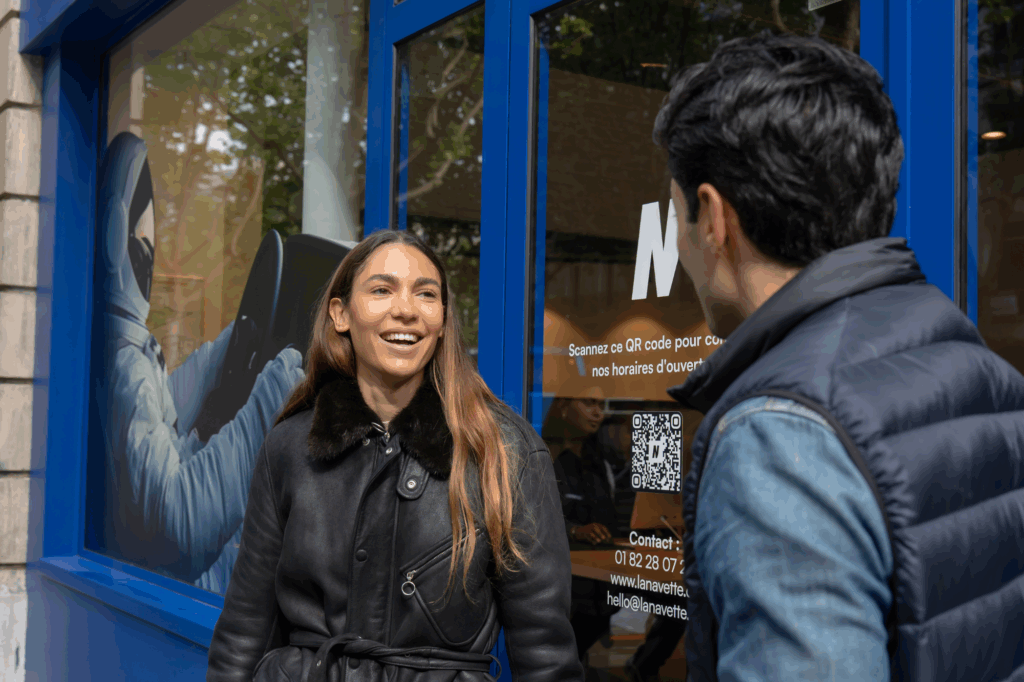 Un moniteur et son élève devant l'agence La Navette