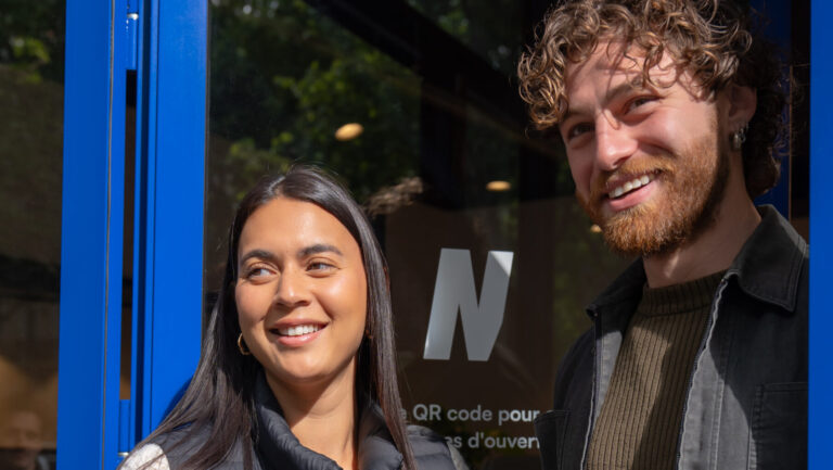 Un candidat souriant avec sa monitrice partant de l'agence auto école point de départ du stage