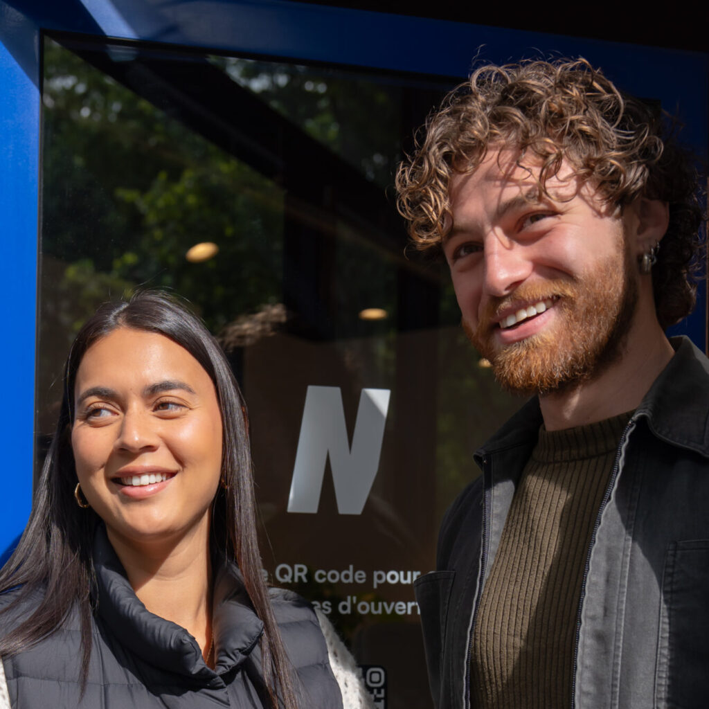 Un candidat souriant avec sa monitrice partant de l'agence auto école point de départ du stage