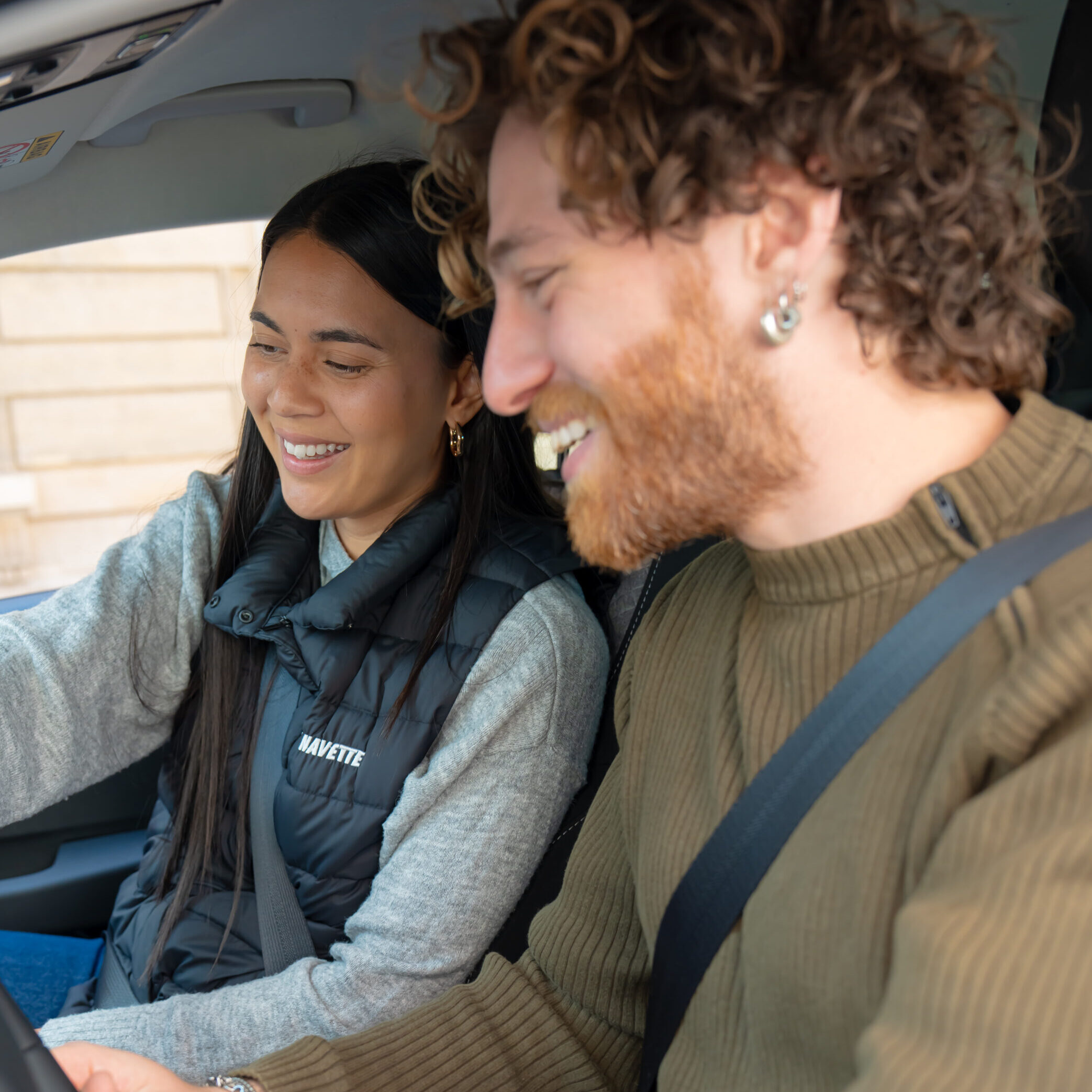 candidat au permis de conduire en voiture avec sa monitrice La Navette
