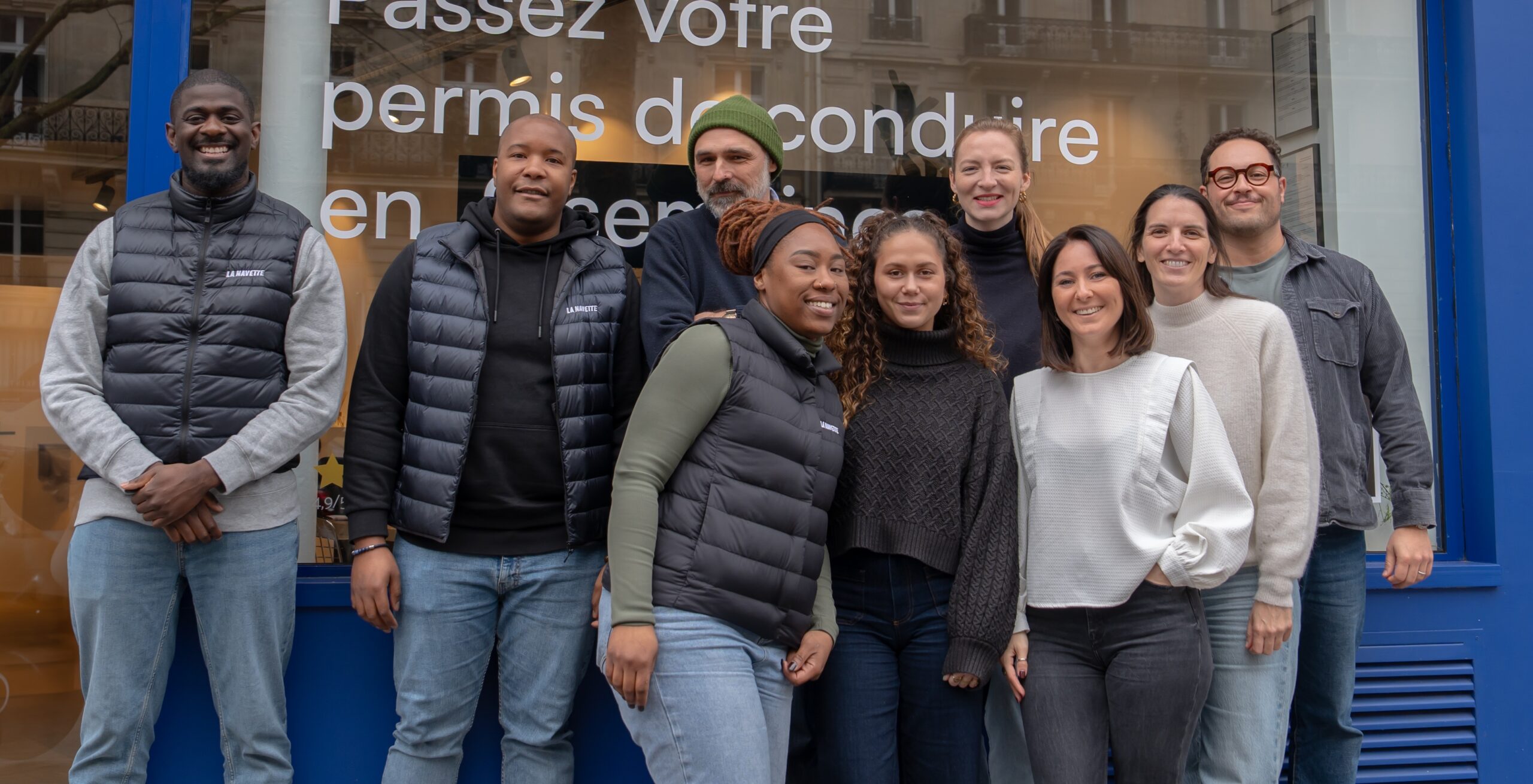 l'équipe de La Navette devant la vitrine de l'agence paris 17