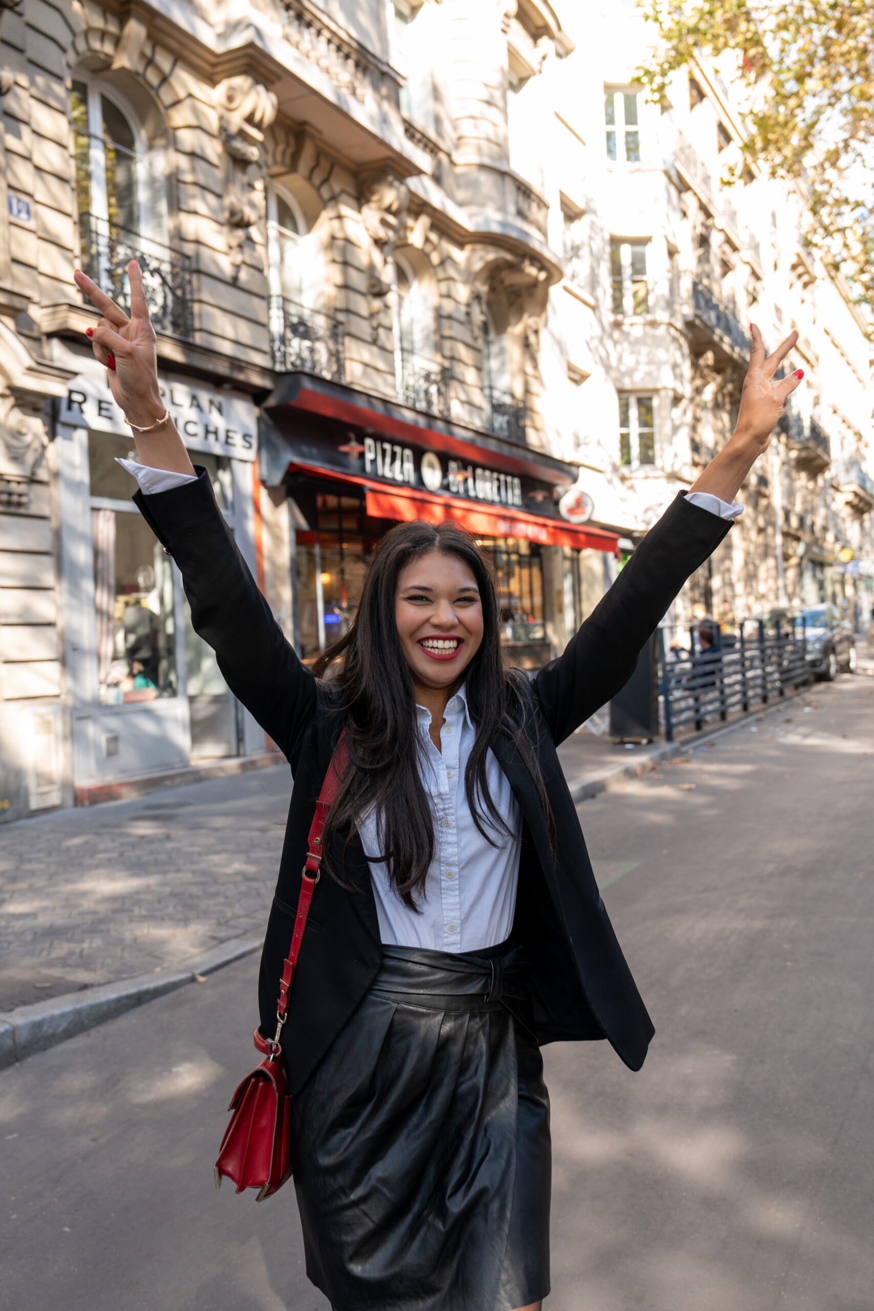 une jeune femme lève les bras en signe de victoire