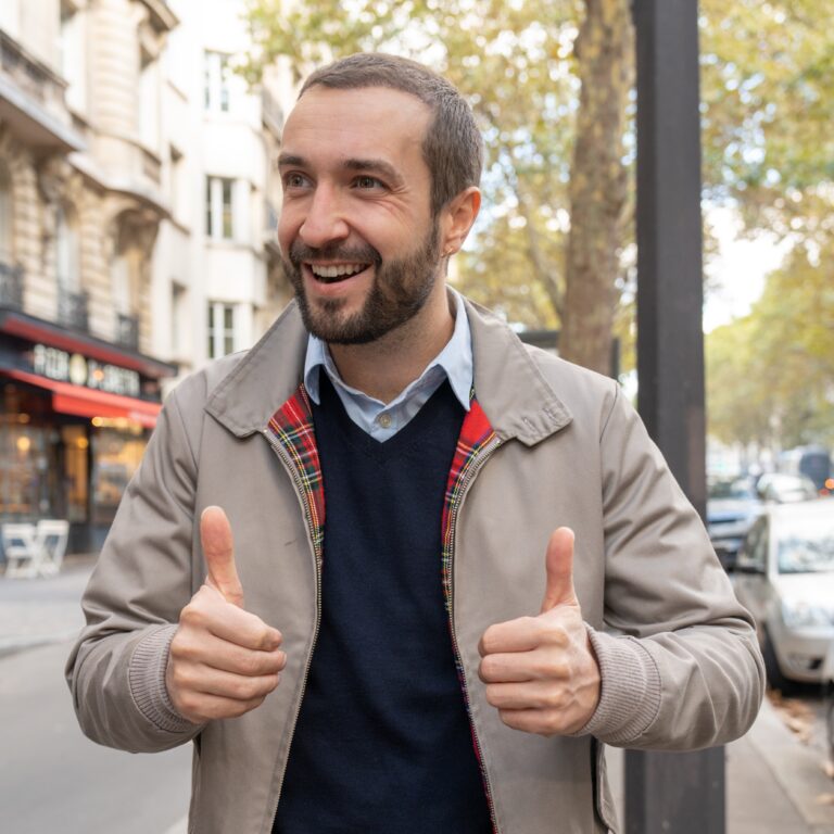 jeune homme satisfait pouces levés