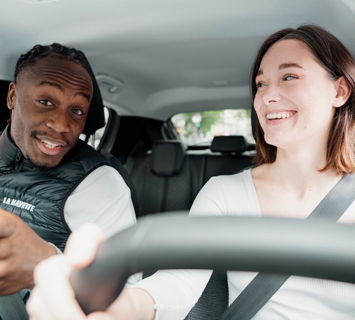 moniteur unique en voiture dans l'auto-école la navette