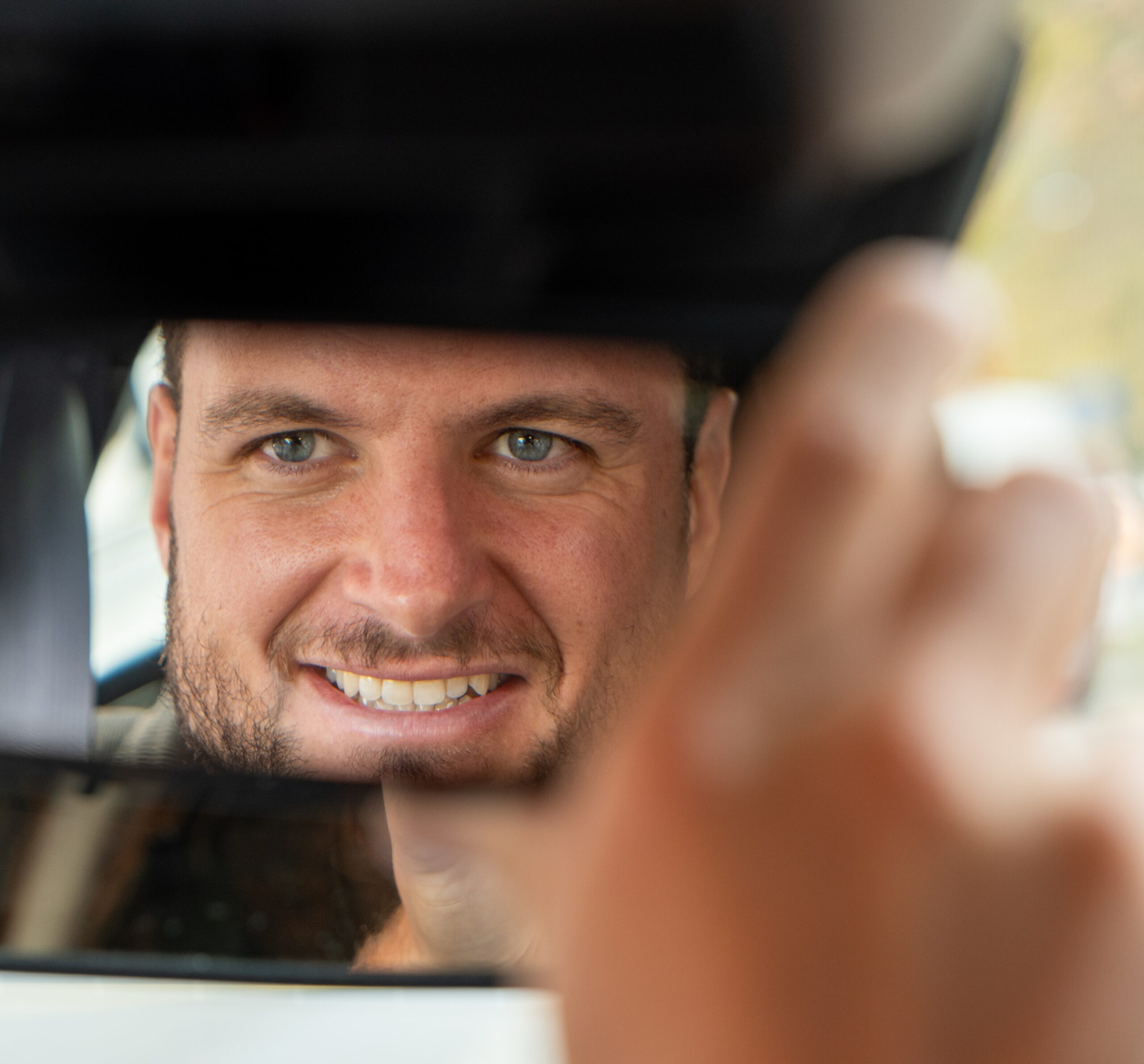 regard rétroviseur de la voiture