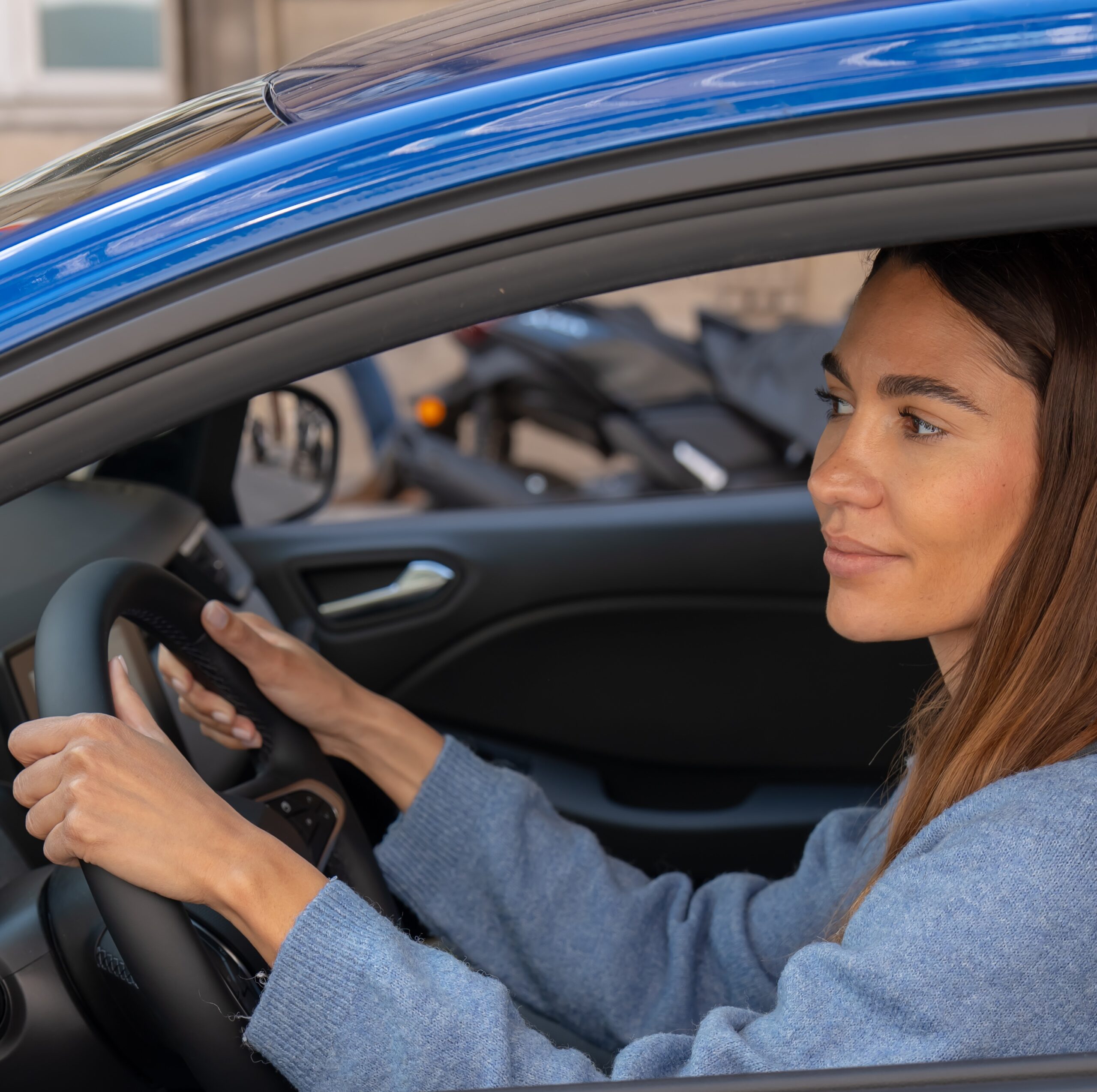 jeune femme au volant de sa voiture auto-école