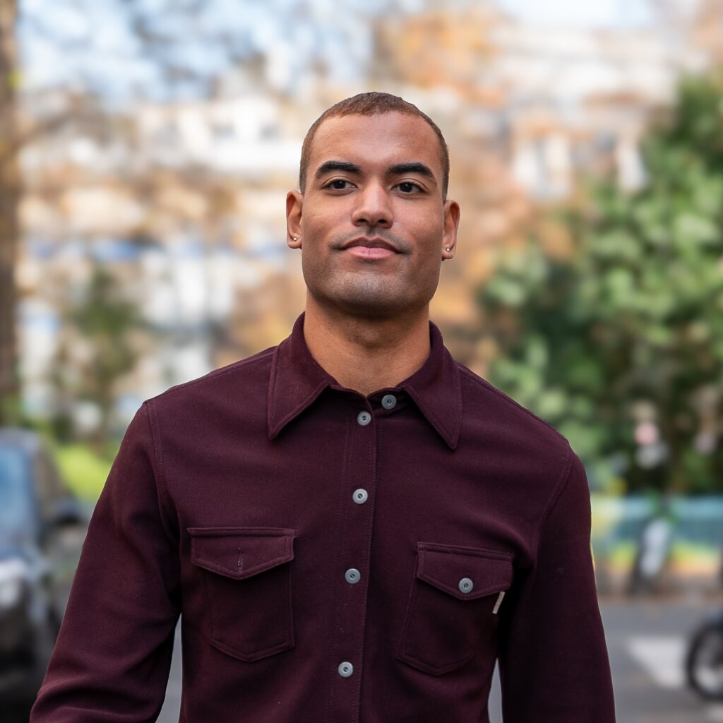 portrait jeune homme marchant dans la rue