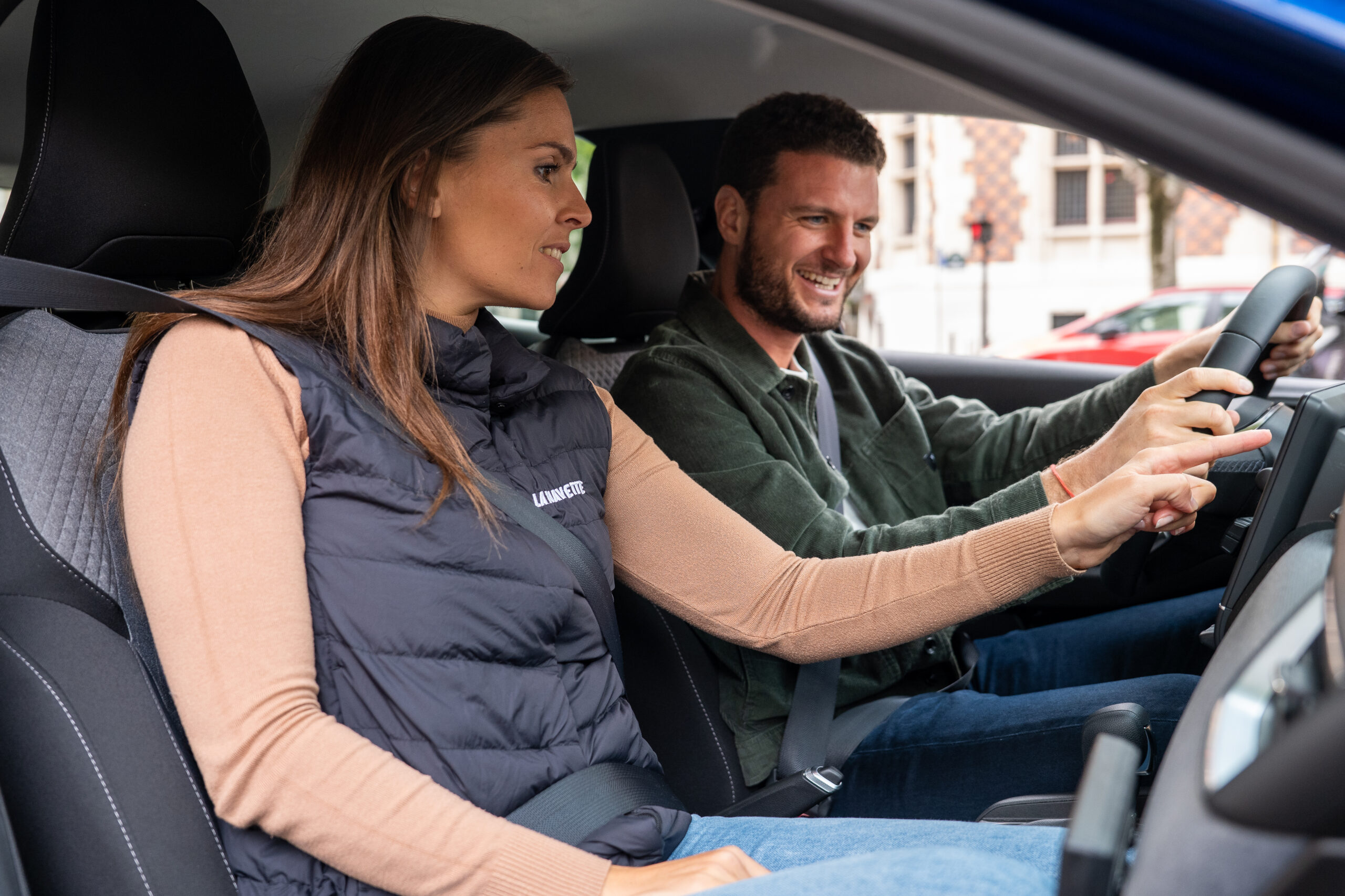 Monitrice et son élève dans une voiture en cours de conduite