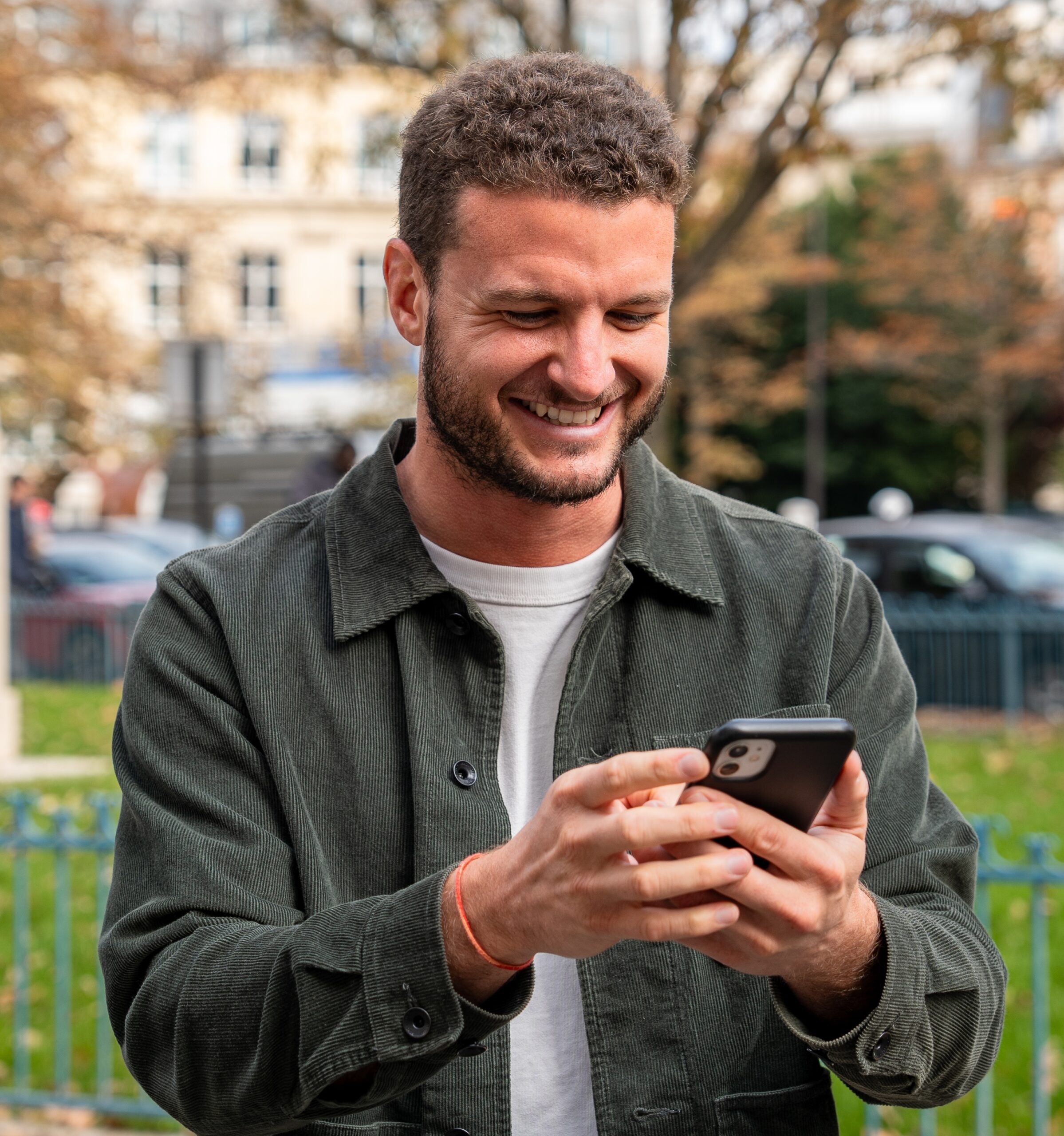 jeune homme très heureux qui regarde son téléphone
