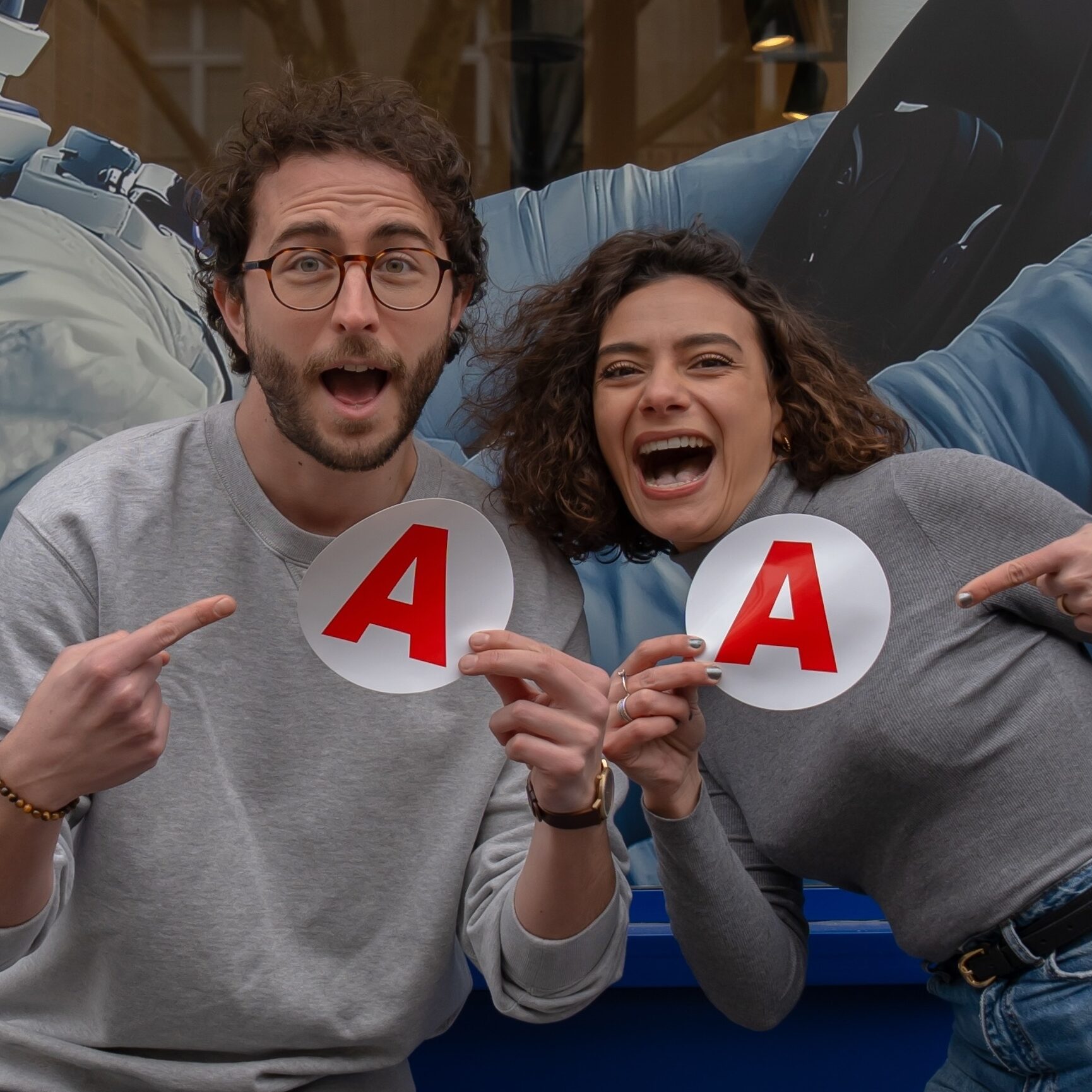 un jeune homme et une jeune femme , dans la rue, montrent leurs disques jeunes conducteurs avec joie.