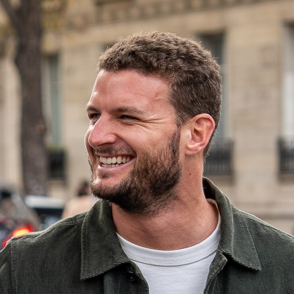 gros plan jeune homme souriant