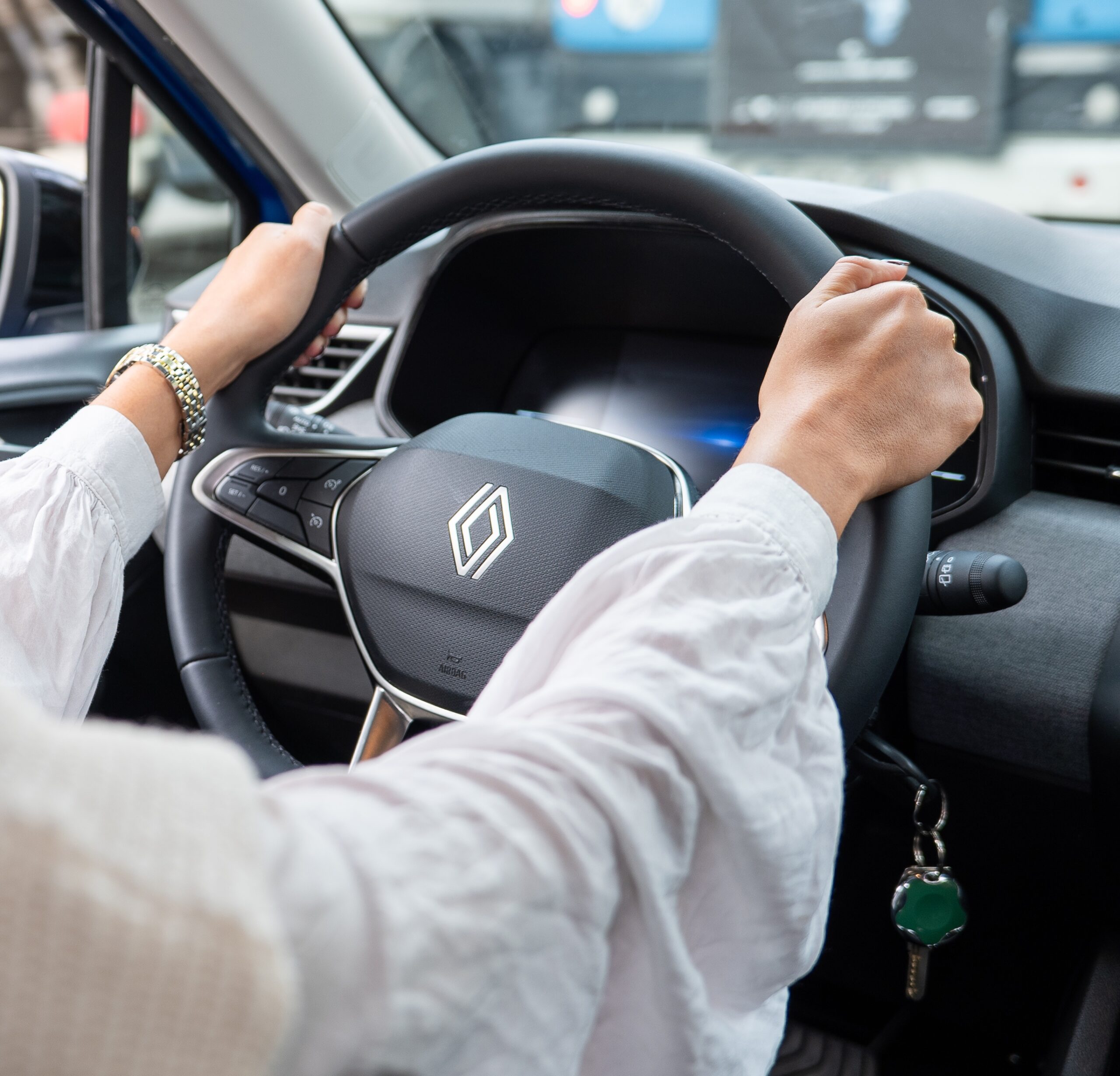 Femme au volant d'une voiture.