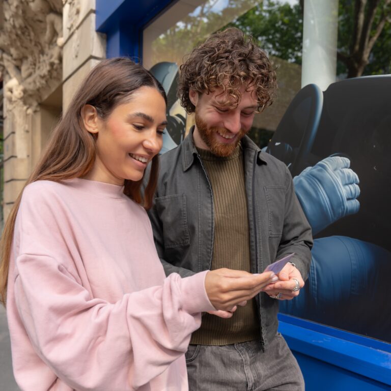 2 élèves de l'auto-école La Navette regardent avec bonheur leur permis de conduire