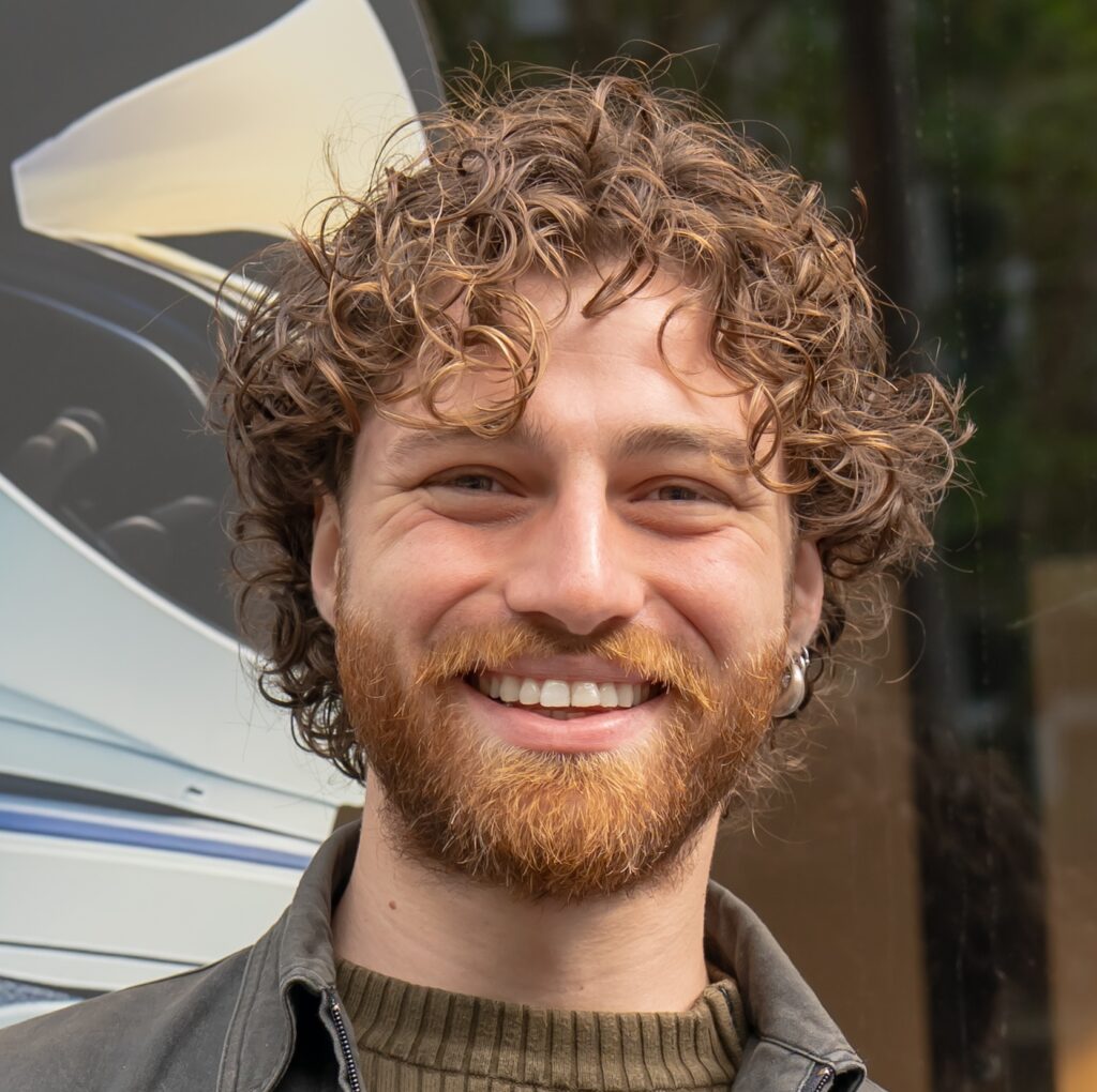 portrait d'un jeune homme souriant