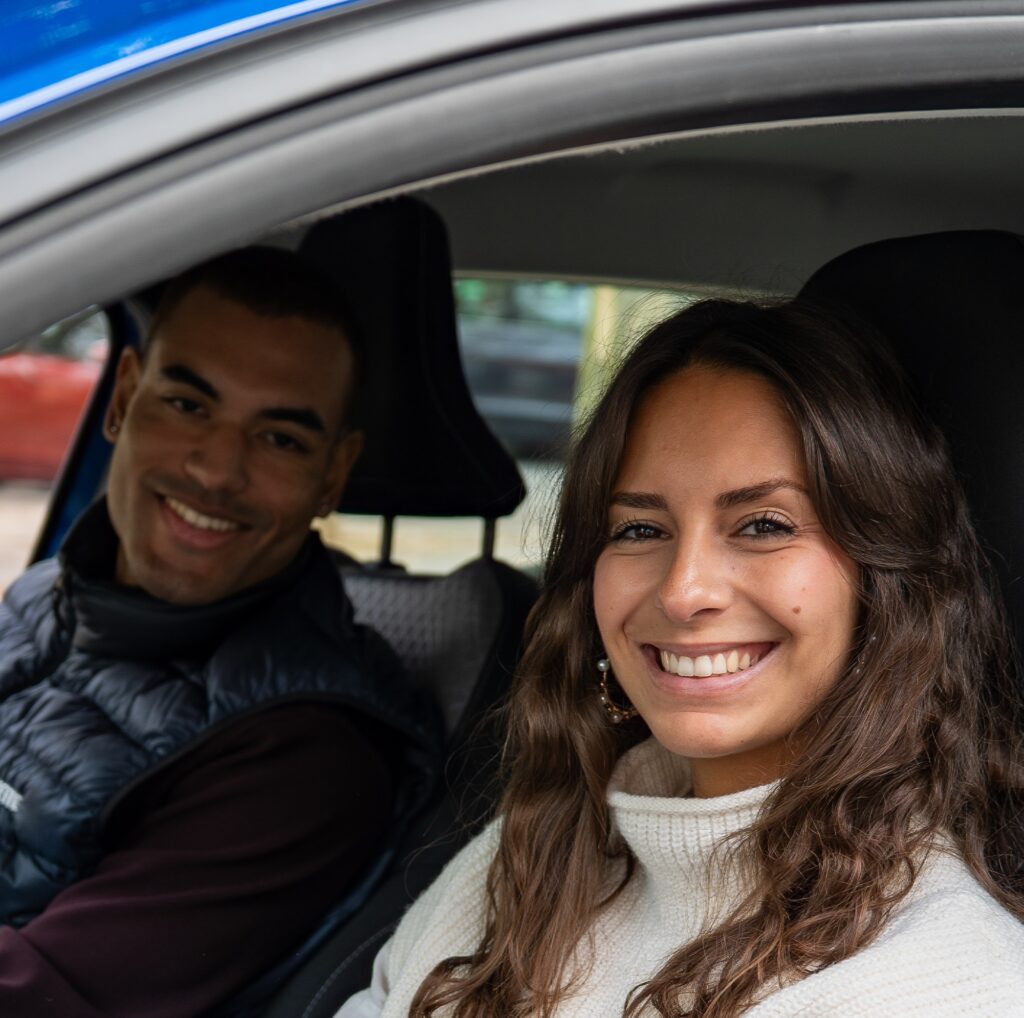 une apprentie conducteur avec son moniteur en leçon