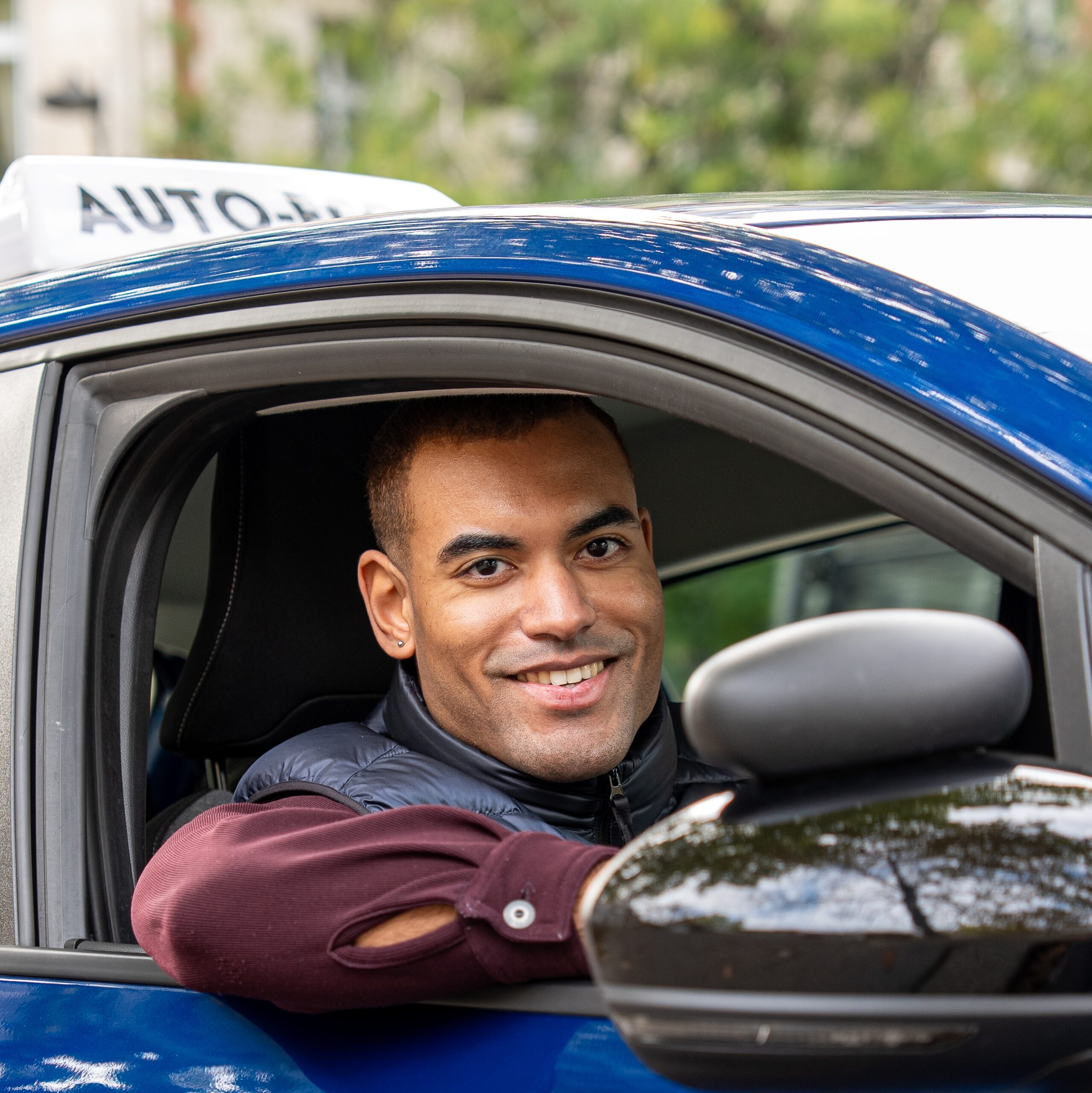 moniteur d'auto-école dans sa voiture