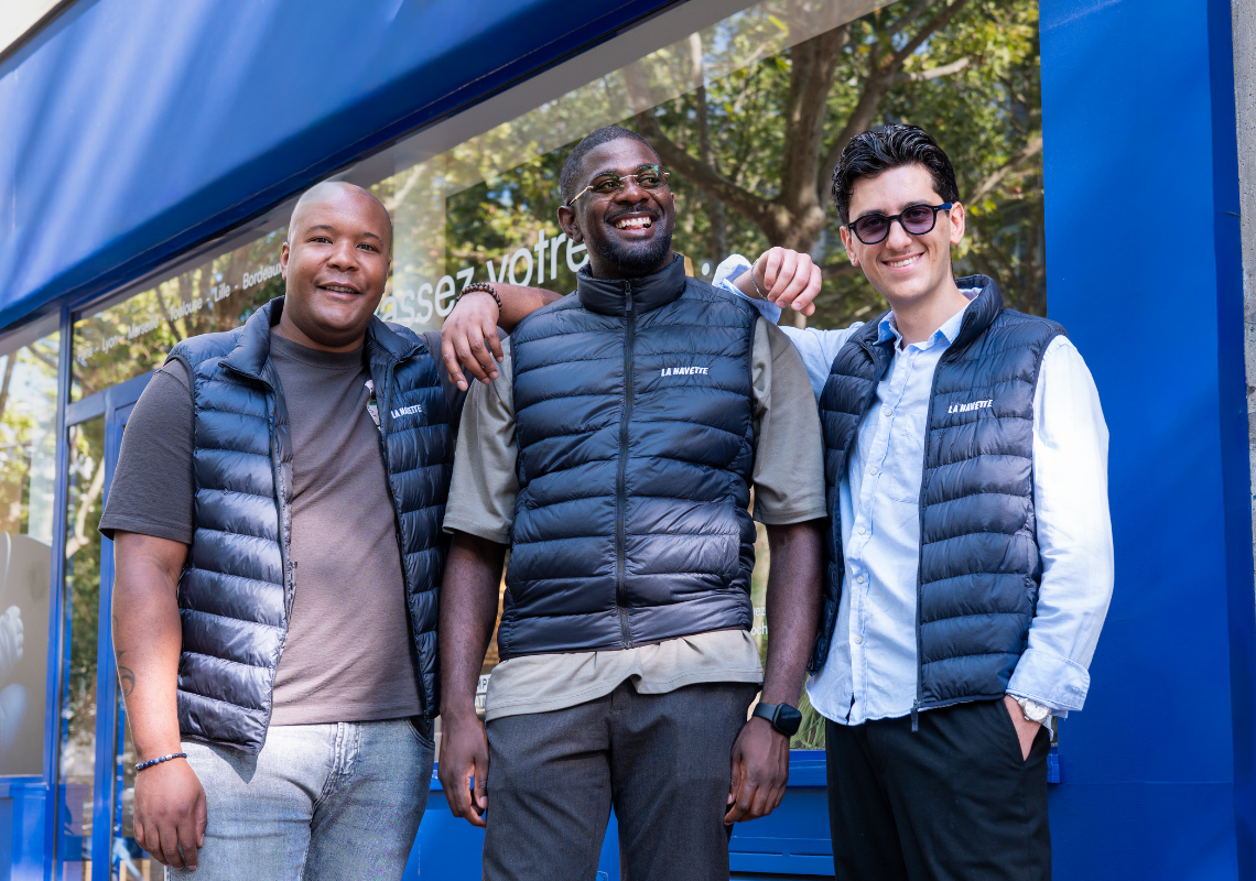 Dimitri, Ndala et Bastien, commerciaux à La Navette devant l'auto école