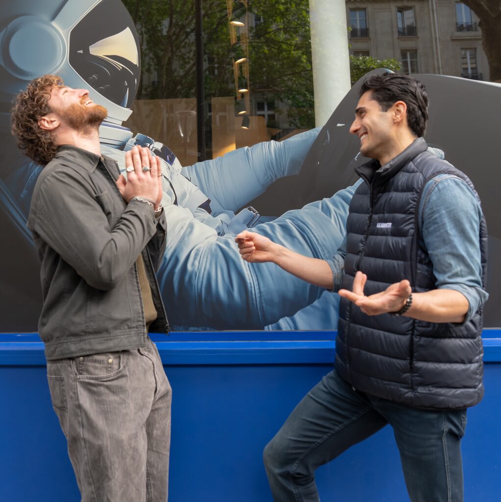 le moniteur remet l'affi à l' accompagnateur