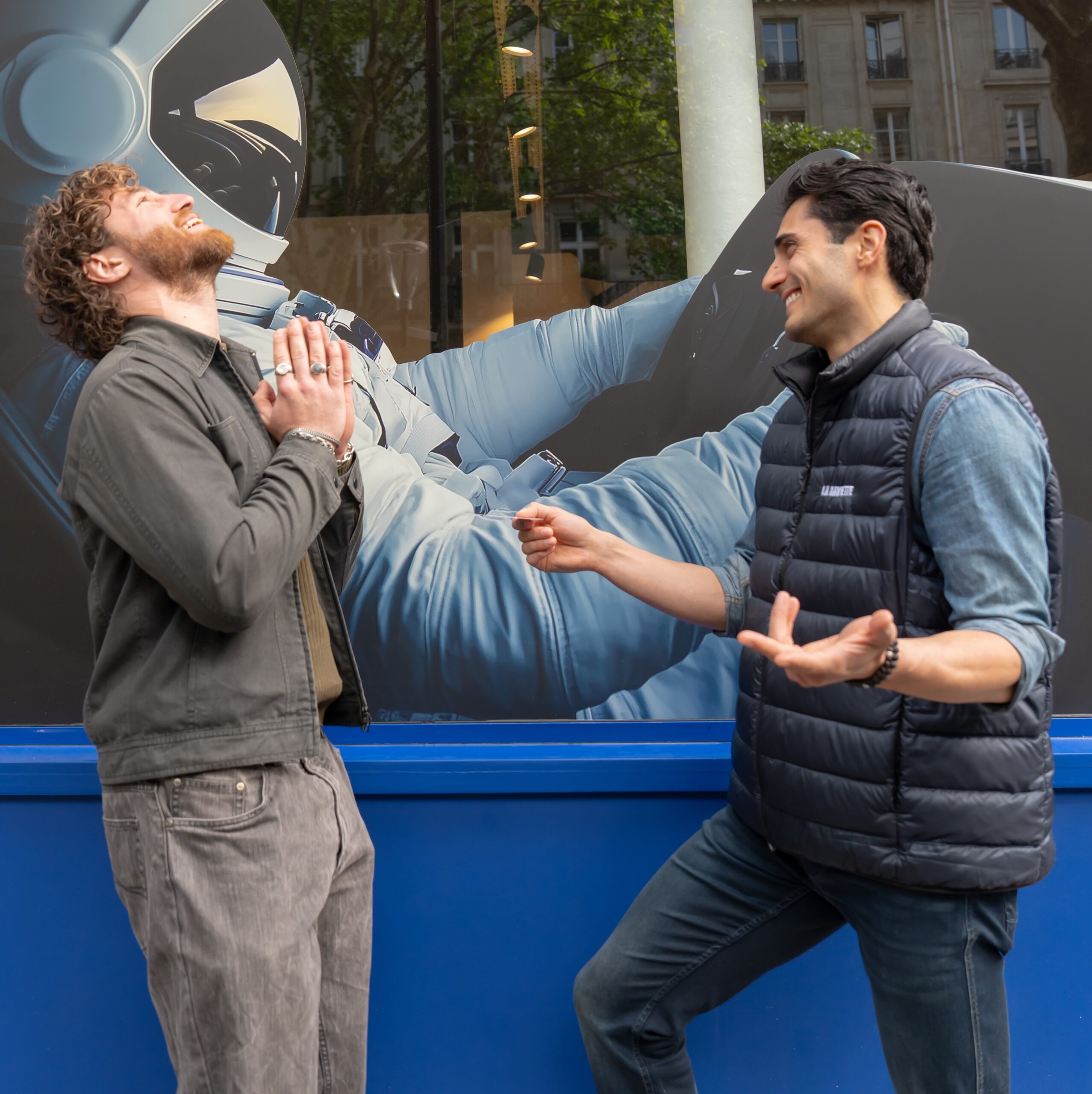 le moniteur remet l'affi à l' accompagnateur