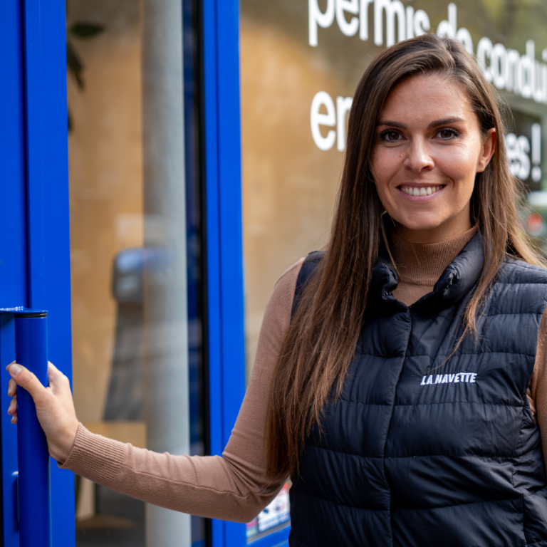 Enseignante La Navette qui entre dans une agence d'auto-école La Navette