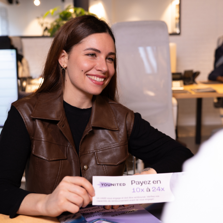 Elève qui a dans les mains un papier qui parle de la solution de paiement Younited