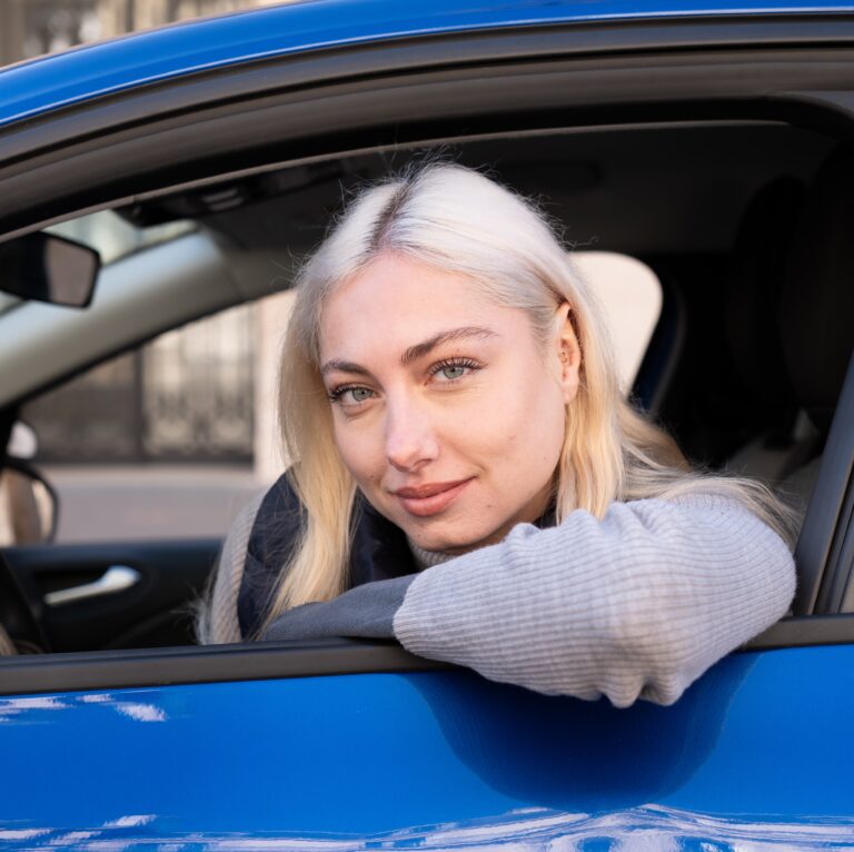 une élève da La Navette dans sa voiture auto-école