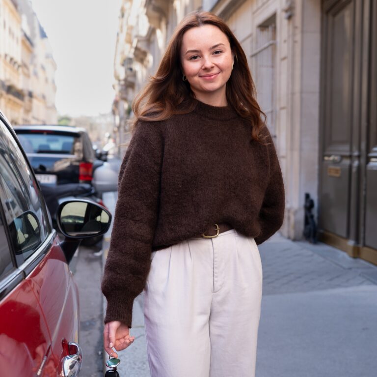 une élève de la Navette dans la rue, des clés à la main