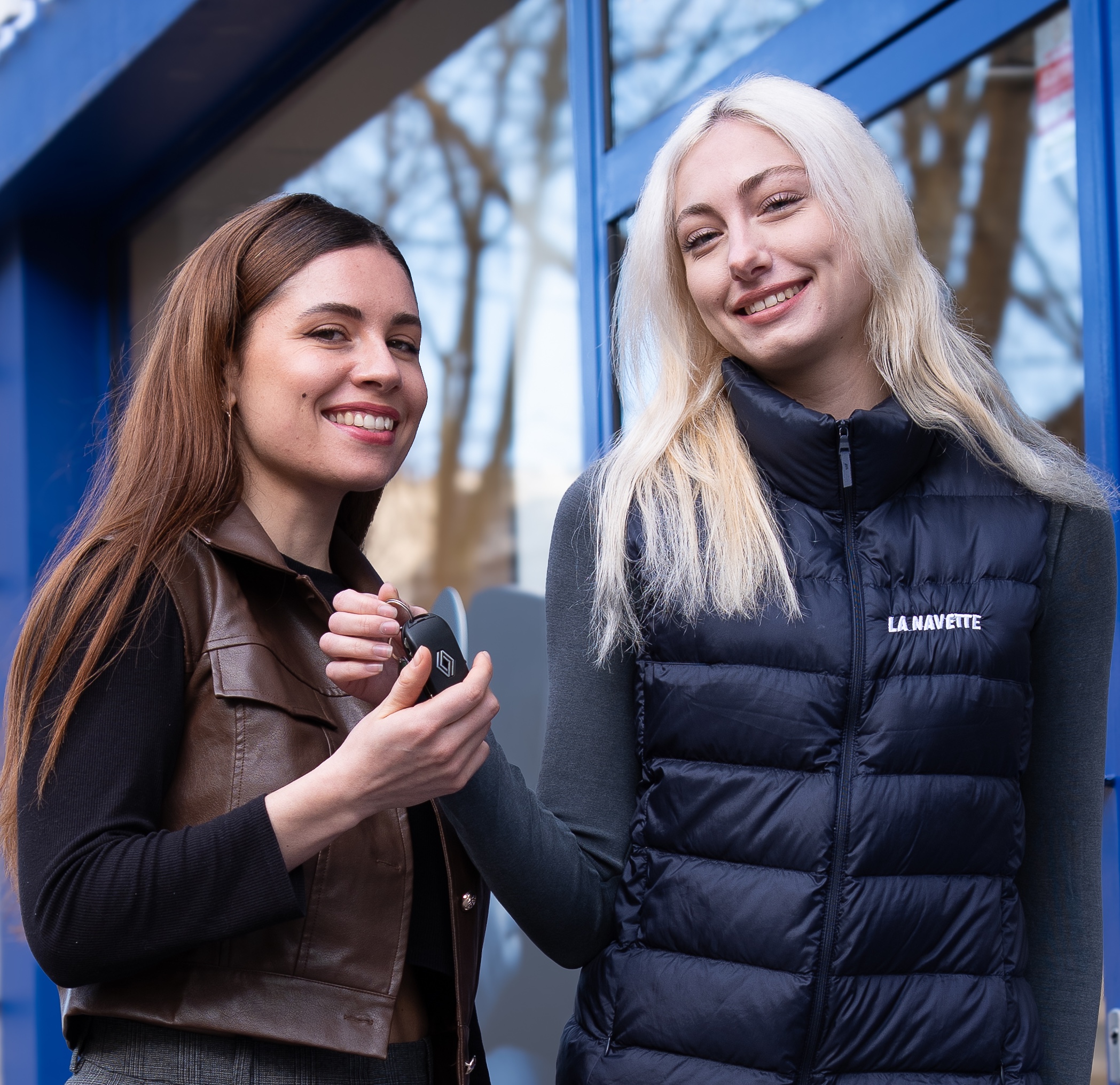une élève et sa monitrice devant l'agence de La Navette à Paris 17