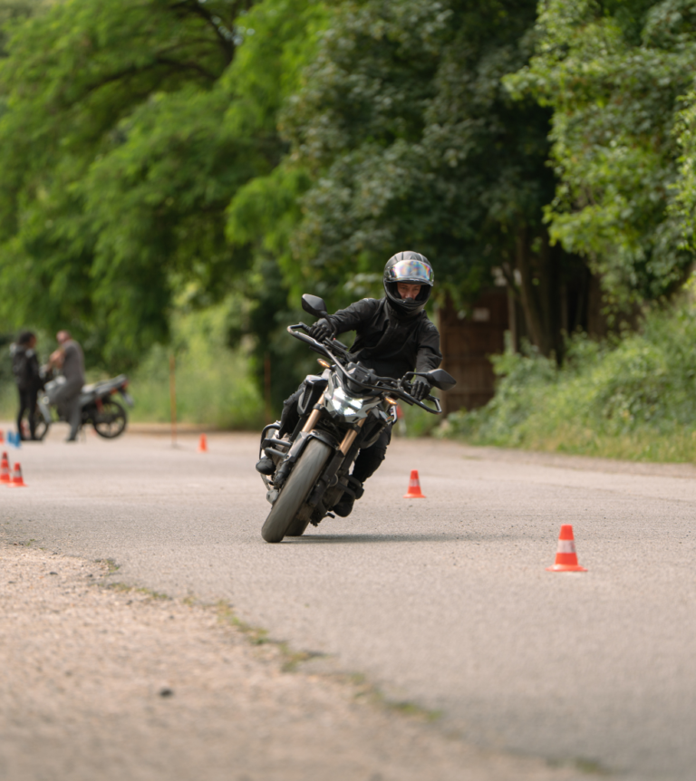 Elève sur une moto en train de faire la plateau