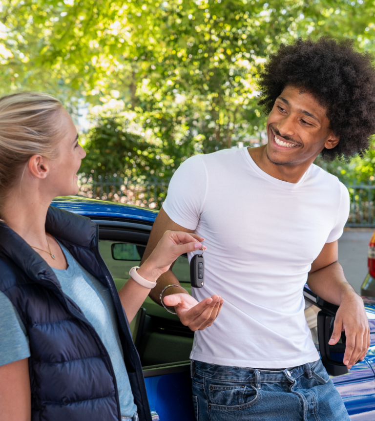 Monitrice qui donne les clés de voiture à son élève