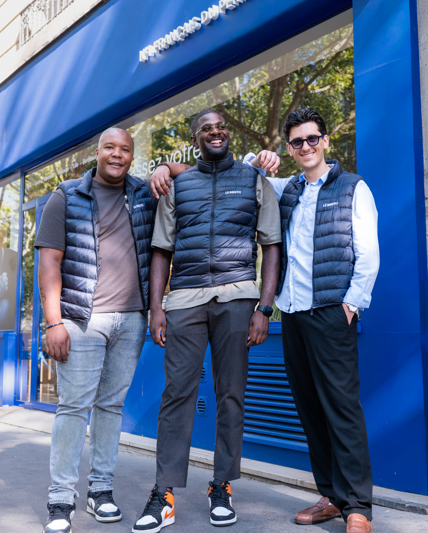 Trois commerciaux devant l'agence La Navette