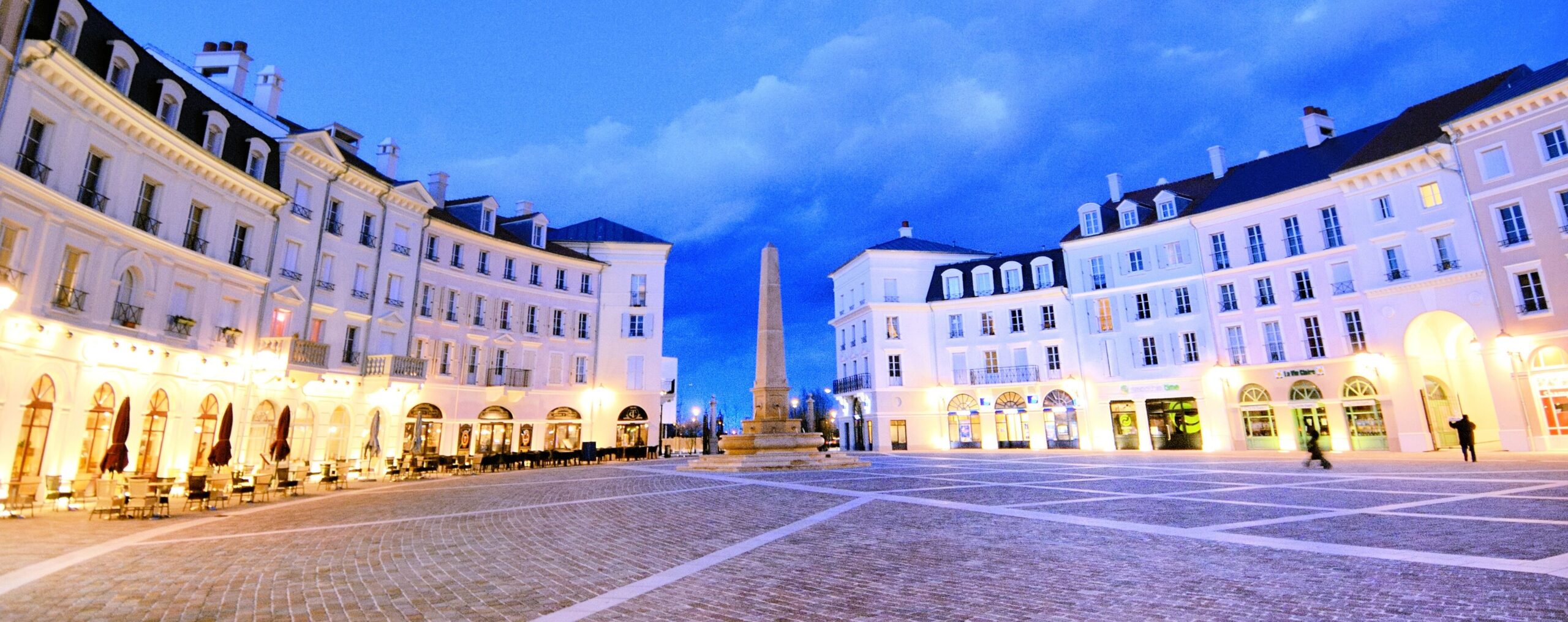 place de Toscane de nuit à Serris